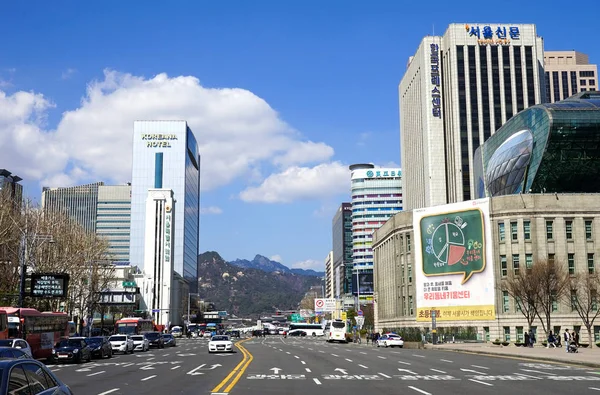 大韓民国ソウル 2019年3月 都市ビュー オフィスビルがある市内中心部 広い道路 山の景色 — ストック写真