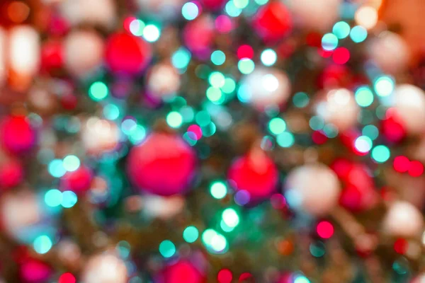 Рождественский Фон Рождественские Игрушки Зеленых Ветках Дефокусированный Образ — стоковое фото