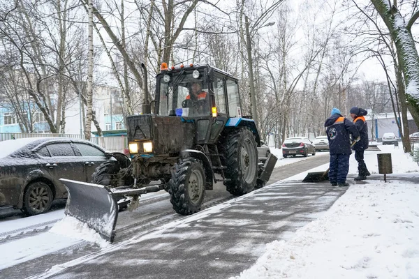 Moskou Januari 2020 Tractor Verwijdert Sneeuw Van Weg Sneeuwruimen Straat — Stockfoto