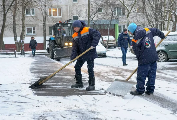 Москва Январь 2020 Года Рабочие Форме Большими Лопатами Трактор Убирает — стоковое фото