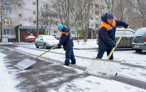 Moscú Enero 2020 Trabajadores Uniforme Con Grandes Palas Eliminación Nieve — Foto de Stock