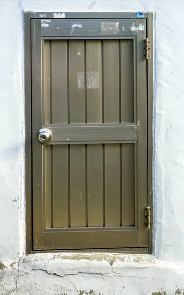 Современные Грязные Металлические Двери Белая Стена — стоковое фото