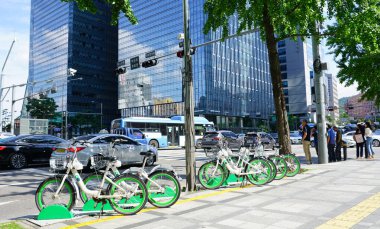 Seul, Kore Cumhuriyeti - Temmuz 2019: Kamu bisikletleri. Bisiklet parkı sokakta kiralık..