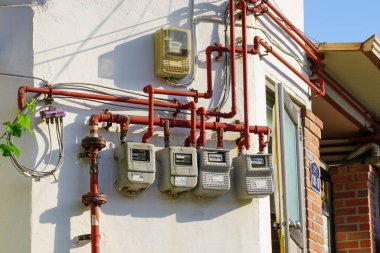 Seul, Kore Cumhuriyeti - Temmuz 2019: Bireysel gaz sayaçları bir iskan binasının duvarında.