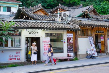 Seul, Kore Cumhuriyeti - Temmuz 2019: Bukchon Hanok Köyü, eski bir geleneksel binadaki kafe.