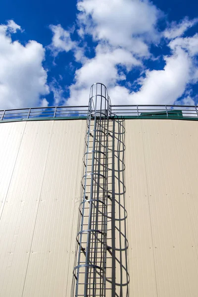 Hohe Treppe Vor Einer Weißen Wand Strahlend Blauer Himmel Mit — Stockfoto