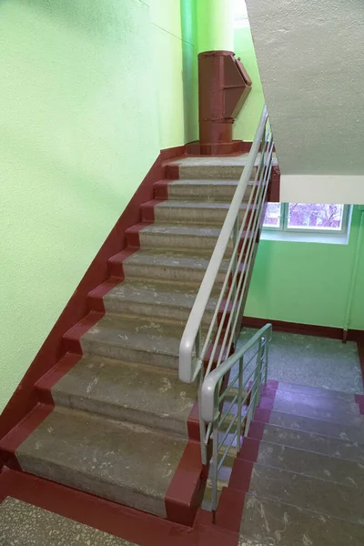 Treppenhaus Mit Müllrutsche Einem Wohnhaus Die Wände Sind Mit Hellgrüner — Stockfoto