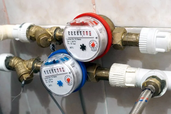 Twee Watermeters Close Warm Koud Water Polypropyleen Buizen — Stockfoto