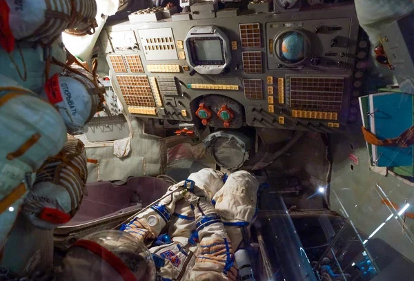 Moskwa Styczeń 2020 Astronauta Kombinezonie Kosmicznym Kokpicie Rosyjskiego Statku Kosmicznego — Zdjęcie stockowe