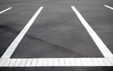 Otoparkta park işaretleri var..