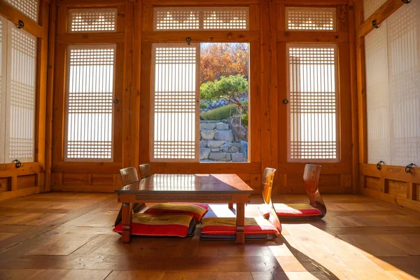 Interior Com Portas Correr Uma Pequena Mesa Cadeiras Arquitetura Coreana — Fotografia de Stock