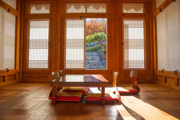 Interieur Met Schuifdeuren Een Kleine Tafel Stoelen Traditionele Koreaanse Architectuur Stockafbeelding