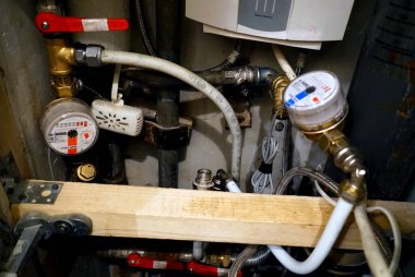 MOSCOW, Nisan 2020: Itelma su ölçer. Konut binalarına su sayacı yerleştirildi.