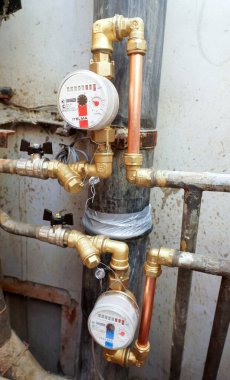 MOSCOW, Nisan 2020: Itelma su ölçer. Konut binalarına su sayacı yerleştirildi.