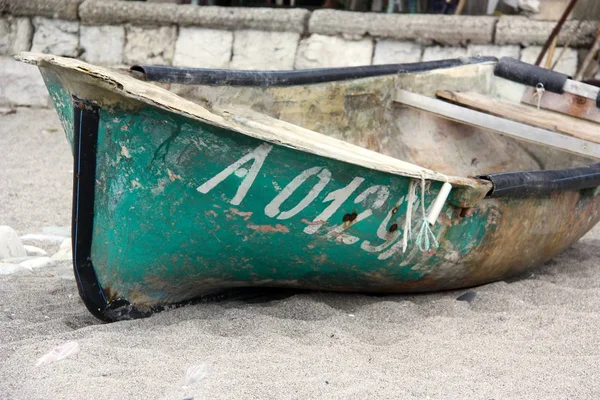 Sahildeki eski tekne.