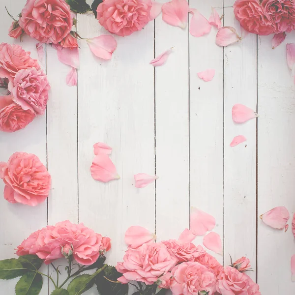 Romantic pink roses on white wooden background — Stock Photo, Image