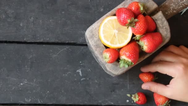 Fondo alimenticio. Fresas dulces maduras sobre mesa de madera — Vídeo de stock