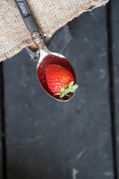 Fresa fresca y una cuchara, fondo de la comida . — Foto de Stock