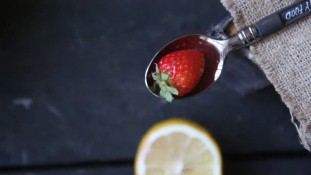 Fraise et citron, fond alimentaire . — Video