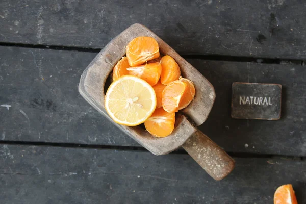 Natural sign and slices of mandarin, lemon — Stock Photo, Image