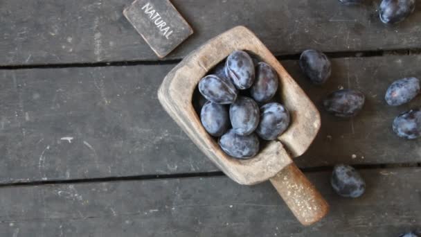 Natürliche Ernährungsidee, Pflaumen auf altem ländlichen Hintergrund und Text — Stockvideo