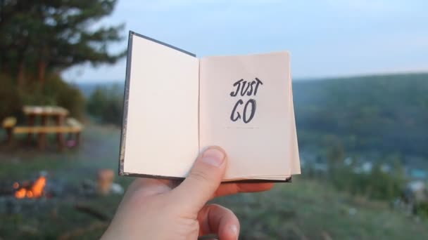 Sólo vete. Libro con la inscripción. Idea de viaje . — Vídeo de stock