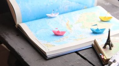 Seyahat Dünya için. Turizm. Kağıt tekne harita ve Eyfel Kulesi.