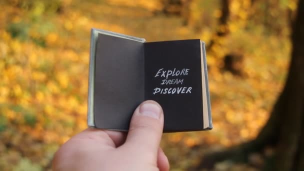 Erkunden Traum entdecken - inspirierende Reise Zitat. Herbst Holz auf einem Hintergrund. — Stockvideo