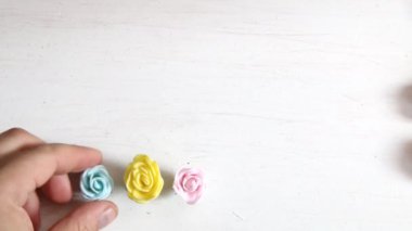 Ahşap arkaplanda çiçekler.