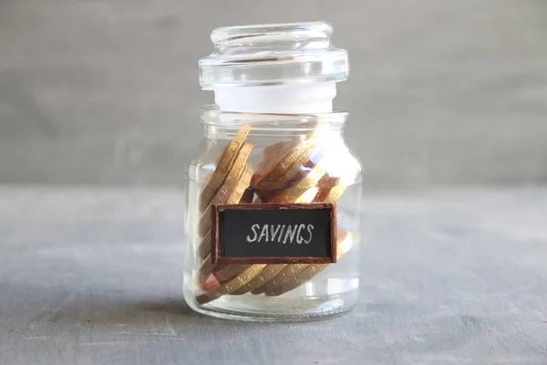 Idea de ahorro, dinero en un vaso — Foto de Stock