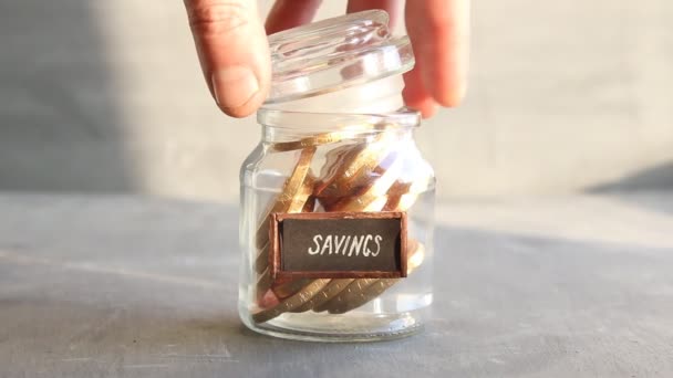 Сбережения концепции, деньги в стакан — стоковое видео