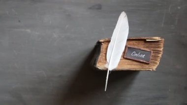 Online Kurslar fikir. Tüy kalem ve vintage kitap.