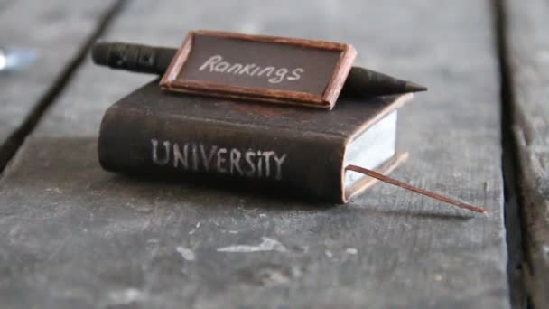 Universitaire rankings concept, tekst en vintage boek — Stockvideo