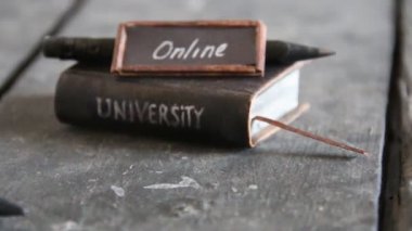 online üniversite kursları retro kavramı