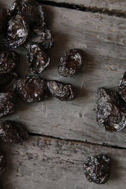 karanlık bir arka plan üzerinde kuru erik