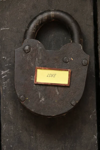 Amor texto e cadeado velho, dia dos namorados ou conceito de casamento — Fotografia de Stock