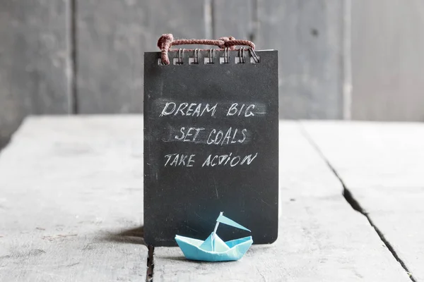 Traum groß, Ziele setzen, an der Tafel aktiv werden, Idee starten — Stockfoto