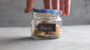 Üniversite fonu fikir, cam şişe eğitim için kaydetme para