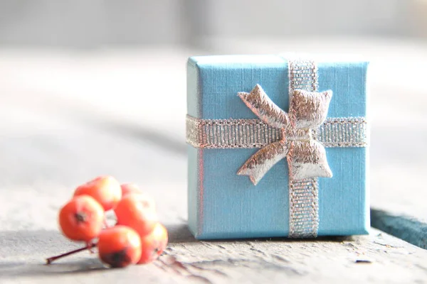 Prezent, prezent, pudełko i jarzębiny — Zdjęcie stockowe
