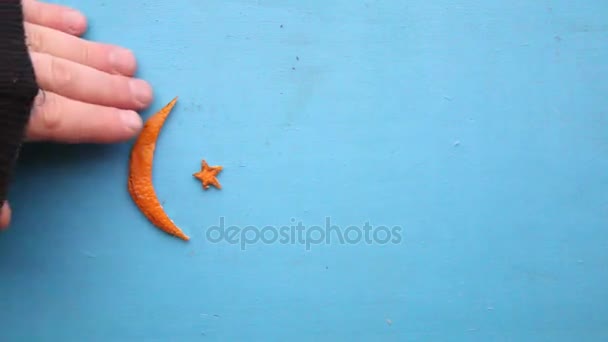 Luna creciente y estrella para Ramadán en una mesa azul. Idea creativa . — Vídeos de Stock