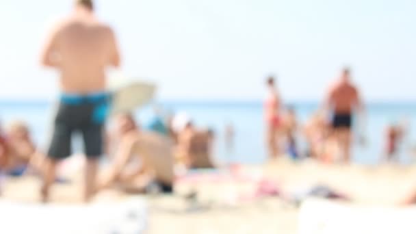 Strand teken - een heleboel toeristen op een hete zomerdag en tropische zee — Stockvideo