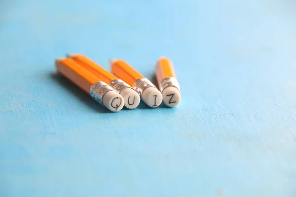 Quiz - Beschriftung auf einem gelben Bleistift — Stockfoto