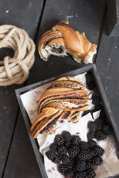 Čerstvé zralé ostružiny a rustikální chléb, snídaně nebo oběd, koncept — Stock fotografie
