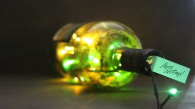 Merry Christmas etiketi ve çelenk vintage bir şişeyle