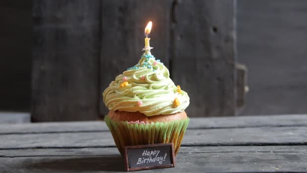 Texto de aniversário feliz e bolo com uma vela — Vídeo de Stock