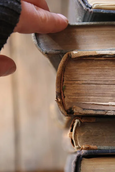 Student eller forskare tar boken på en hylla i biblioteket, mjukt fokus — Stockfoto