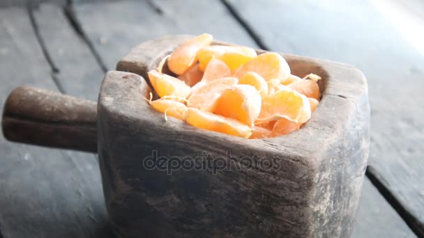 Deliciosos trozos de fruta cítrica mandarina, concepto de alimentación saludable . — Vídeos de Stock