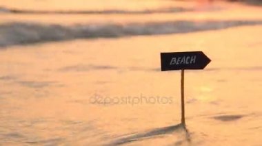 plajları tatil ya da plaj tatil fikri - denizde günbatımı
