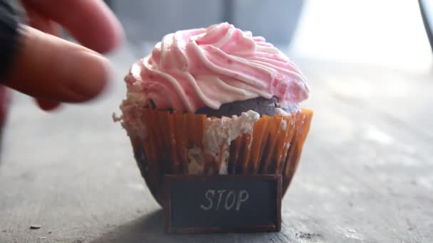Cupcake und Textstopp - ungesunde Ernährung oder Diätidee — Stockvideo