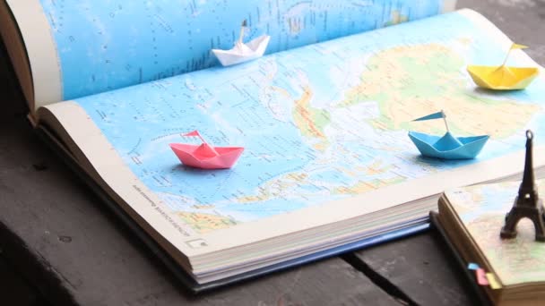Sommerferien, Urlaub, Reisen und Reisen. Idee. Papierboote auf der Karte und der Eiffelturm. — Stockvideo